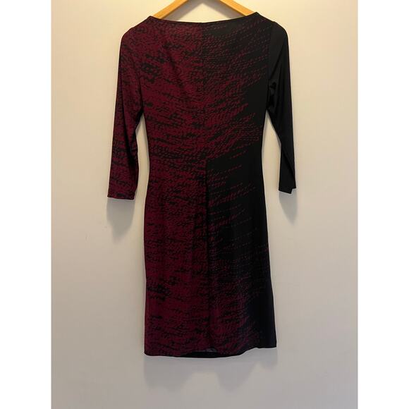 Chaps 3/4 Sleeve Midi Dress Jersey Side Ruching Red & Black Abstract Small JL - Picture 7 of 8